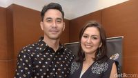 12 Tahun Menikah, Darius Sinathrya dan Donna Agnesia Mesra Terus