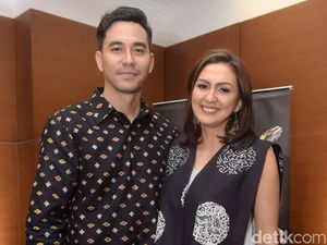 Romantisme Darius-Donna Agnesia, Tatap Mesra Saat Foto Keluarga Romantisme Darius-Donna Agnesia, Tatap Mesra Saat Foto Keluarga