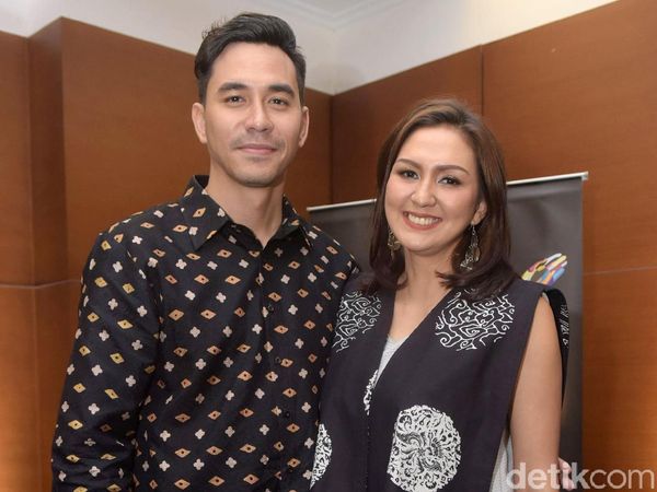 12 Tahun Menikah, Darius Sinathrya dan Donna Agnesia Mesra Terus