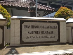 Jadi Tersangka Kasus Suap, Anggota DPRD Trenggalek Masih Terima Gaji