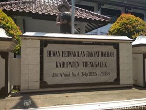 Jadi Tersangka Kasus Suap, Anggota DPRD Trenggalek Masih Terima Gaji Jadi Tersangka Kasus Suap, Anggota DPRD Trenggalek Masih Terima Gaji