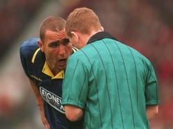 Kisah Kartu Kuning 3 Detik Vinnie Jones