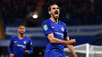Chelsea lantas kembali unggul di menit ke-21, lagi-lagi lewat aksi Zappacosta. Kali ini umpannya membuat Richard Keogh membuat gol bunuh diri. (Foto: Mike Hewitt/Getty Images)