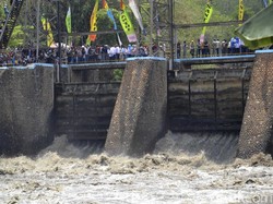 Meriahnya Tradisi Sehari Semalam Bedah Bendung Gembiro Pekalongan