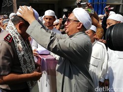 Berkunjung ke Pasuruan, Kapolda Jatim Dikalungi Sorban dan Kopiah