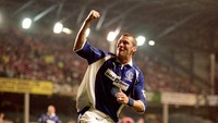 Duncan Ferguson punya koleksi delapan kartu merah dan 40 kartu kuning. Ferguson juga masih menjadi satu-satunya pemain Premier League yang bisa menggagalkan dan menangkap sendiri dua perampok di rumahnya. Kedua perampok itu malah sampai dirawat tiga hari di rumah sakit. (Gary M Prior/Allsport)