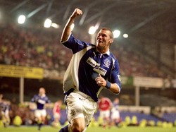 Duncan Ferguson punya koleksi delapan kartu merah dan 40 kartu kuning. Ferguson juga masih menjadi satu-satunya pemain Premier League yang bisa menggagalkan dan menangkap sendiri dua perampok di rumahnya. Kedua perampok itu malah sampai dirawat tiga hari di rumah sakit. (Gary M Prior/Allsport)