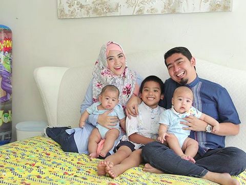 Ustaz Solmed bersama istri dan anak-anak/ 