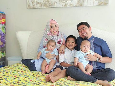 Ustaz Solmed bersama istri dan anak-anak/