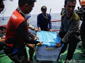 Ditemukan! Black Box Lion Air PK-LQP Diangkat ke KR Baruna Jaya Ditemukan! Black Box Lion Air PK-LQP Diangkat ke KR Baruna Jaya