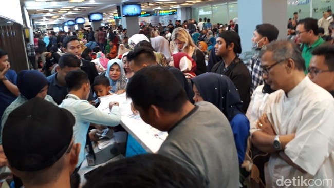 Delay 9 Jam, Penumpang Lion Air Padang Terbang Pakai Pesawat Lain