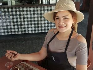 10 Momen Kulineran Laura Lazarus, Mantan Pramugari yang Selamat dari Maut