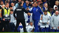 Lampard menyalami manajer Chelsea, Maurizio Sarri, usai peluit tanda pertandingan habis. Asisten Sarri, Gianfranco Zola, memuji Derby bertanding dengan sangat baik di Stamford Bridge. (Foto: Clive Rose/Getty Images)