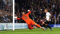 Derby tak menyerah begitu saja dan mendapatkan gol penyama di menit ke-27. Kelengahan lini belakang tuan rumah dimaksimalkan Martin Waghorn untuk menyamakan skor. (Foto: Clive Rose/Getty Images)