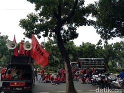 Jelang Pengumuman UMP DKI, Buruh Demo di Balai Kota