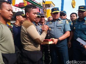 Temukan FDR Lion Air, Sertu Hendra Terima Hadiah Langsung di Atas Kapal Temukan FDR Lion Air, Sertu Hendra Terima Hadiah Langsung di Atas Kapal