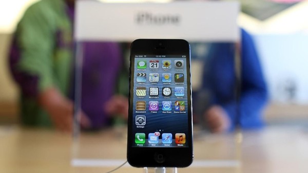 Selamat jalan iPhone 5. Riwayatmu sepertinya tak akan bertahan lama lagi. Foto: Getty Images