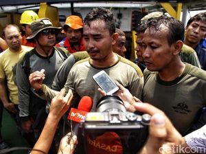 Penyelam TNI AL Temukan Black Box Lion Air JT 610 Penyelam TNI AL Temukan Black Box Lion Air JT 610