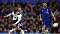 Derby mencoba kembali menyamakan skor, tapi tak ada gol lain tercipta di sisa waktu. Demikian juga untuk Chelsea. Laga pun berakhir dengan skor 3-2 untuk kemenangan tuan rumah. Chelsea lolos ke perempatfinal. (Foto: Mike Hewitt/Getty Images)