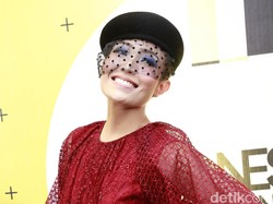 Selalu Berekspresi Datar, Suami Ayu Dewi Juga Bisa Manis Lho!