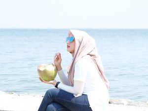 Cantiknya Dokter Nadia Alaydrus Saat Minum Es Kelapa di Pinggir Pantai Cantiknya Dokter Nadia Alaydrus Saat Minum Es Kelapa di Pinggir Pantai