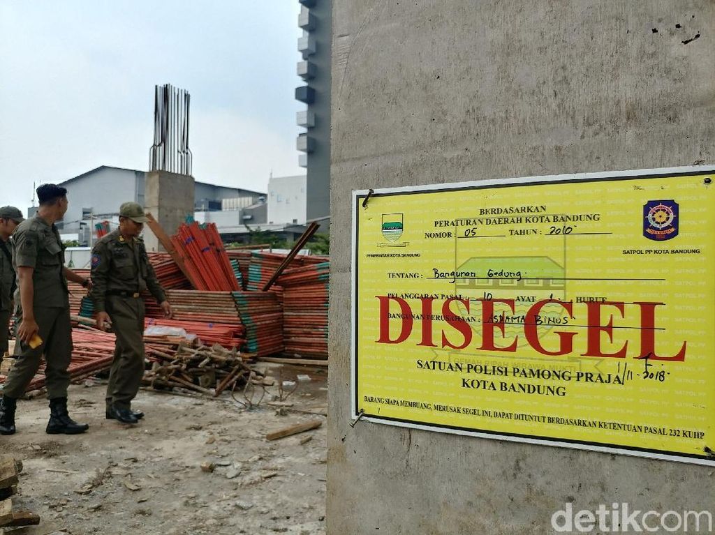 Satpol PP Bandung Segel Proyek Asrama Mahasiswa 8 Lantai Tak Berizin Satpol PP Bandung Segel Proyek Asrama Mahasiswa 8 Lantai Tak Berizin
