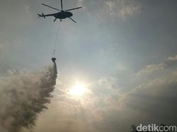 BNPB Kirim 2 Heli Water Bombing Padamkan Karhutla di Riau