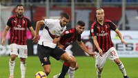 Kesalahan bek sekaligus kapten Alessio Romagnoli menguntungkan Genoa. Genoa bisa menyamakan skor 1-1 di awal babak kedua. (Foto: Marco Luzzani/Getty Images)