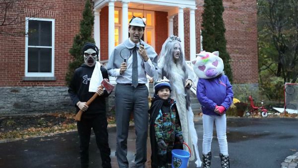 8 Foto Keseruan Keluarga Rayakan Halloween, Mana Favorit Bunda?