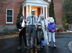 8 Foto Keseruan Keluarga Rayakan Halloween, Mana Favorit Bunda?