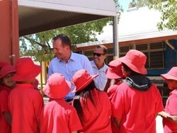 Tony Abbott Terus Dorong Penempatan Polisi di Sekolah Aborijin