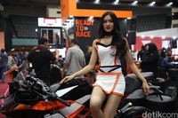 Usher di booth KTM.