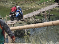 Bikin Deg-degan, Jembatan Bambu dan Papan Ini Hubungkan Kudus-Demak
