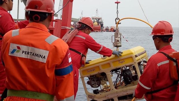 Tim evakuasi Pertamina menurunkan ROV dari kapal Victory PHE ONWJ untuk mengidentifikasi objek bawah laut dalam upaya pencarian pesawat Lion Air JT-610 di perairan Laut Utara Karawang, Rabu (31/10).