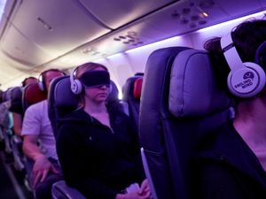 Maskapai Ini Bantu Penumpangnya Tenang di Langit Lewat Meditasi