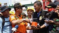 Momen Basarnas Serahkan Black Box Lion Air ke KNKT