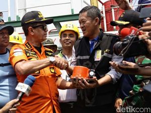 Momen Basarnas Serahkan Black Box Lion Air ke KNKT Momen Basarnas Serahkan Black Box Lion Air ke KNKT