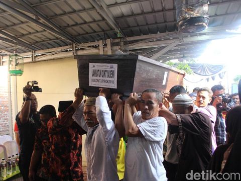Peti jenazah tiba di rumah duka/