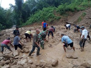 Longsor, Akses Penghubung 2 Desa di KBB Sempat Terputus