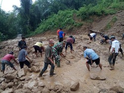 Longsor, Akses Penghubung 2 Desa di KBB Sempat Terputus