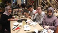 Jarang Diberitakan, Ibu Maia Estianty Sering Kulineran dan Icip Masakan Maia