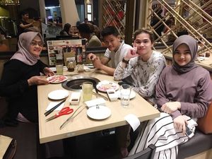 Jarang Diberitakan, Ibu Maia Estianty Sering Kulineran dan Icip Masakan Maia