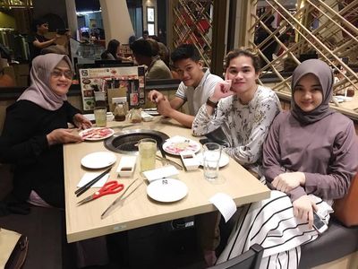 Jarang Diberitakan, Ibu Maia Estianty Sering Kulineran dan Icip Masakan Maia