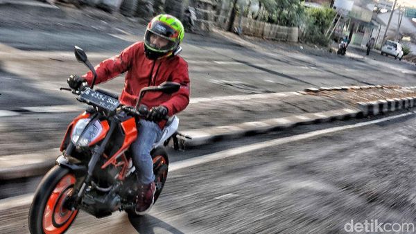 Ngegas dengan KTM di Jalur Pantura