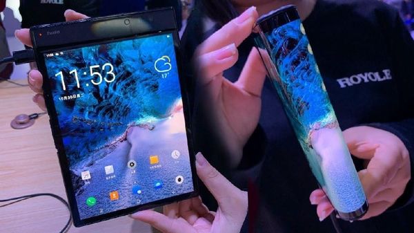Menggenggam Ponsel Layar Lipat Pertama Sejagat