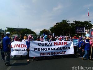 Ratusan Buruh Tuntut Pemerintah Tak Naikkan Cukai Rokok