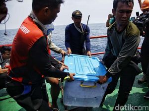 Detik-detik Black Box Lion Air PK-LQP Diangkat dari Laut Detik-detik Black Box Lion Air PK-LQP Diangkat dari Laut