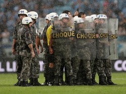 Pertandingan Usai, Polisi Bertameng Bentuk Barikade Amankan Wasit