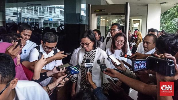 Menteri Keuangan Sri Mulyani usai diperiksa di Kantor Bawaslu, Jakarta, Jumat (2/11).
