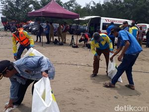 Evakuasi Lion Air, Volume Sampah di Pantai Tanjungpakis Meningkat